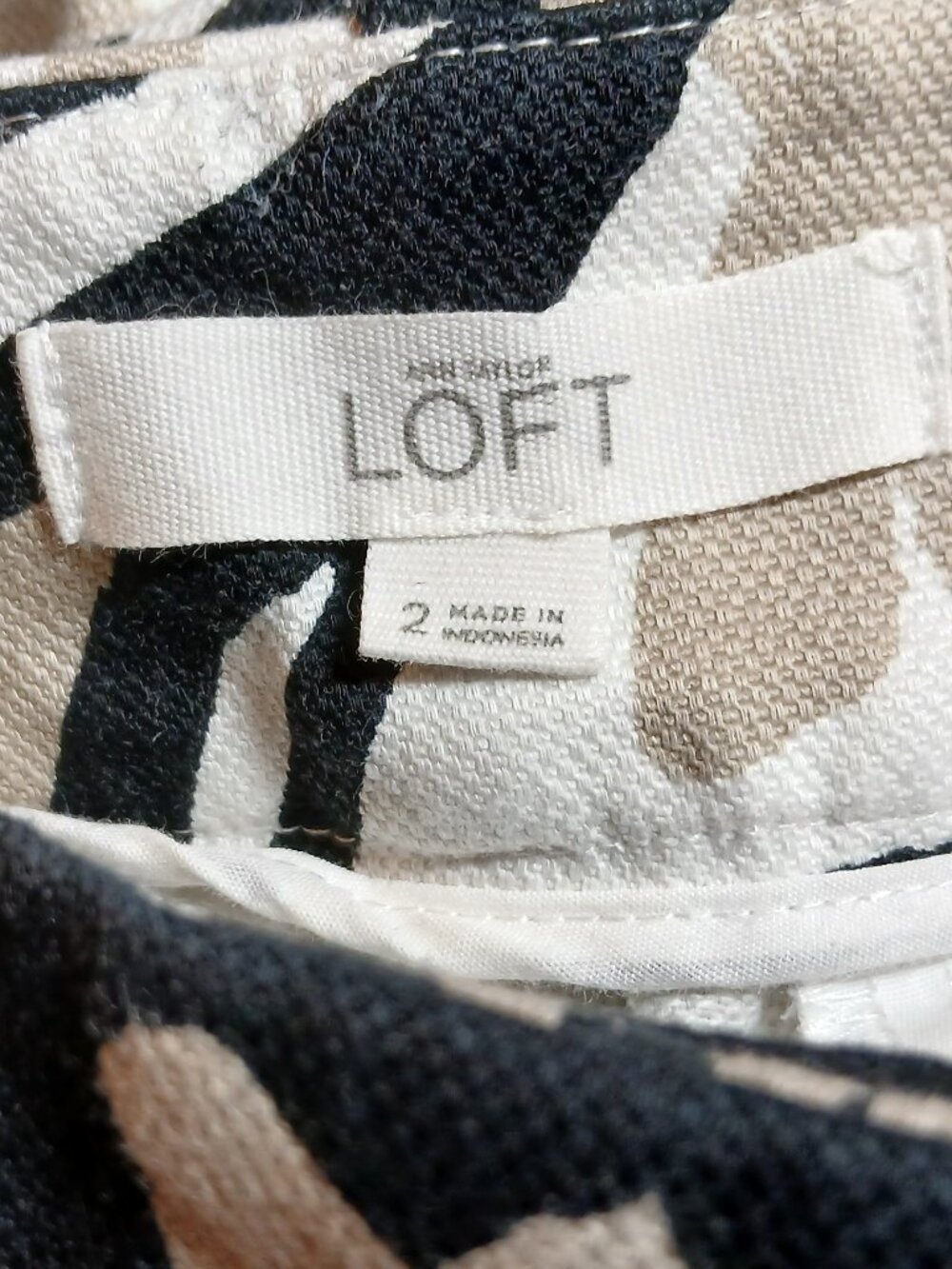 LOFT Black and Tan Print Riviera Shorts - Like New - Picture 4 of 7